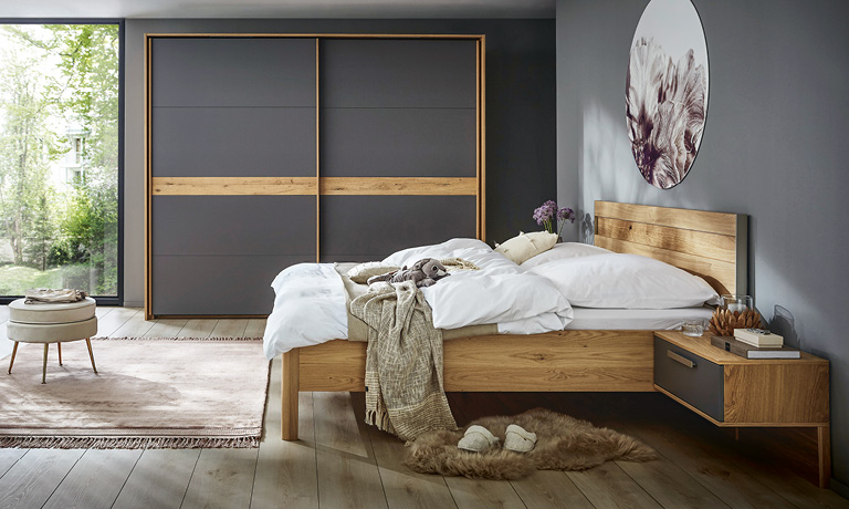modernes Bett mit Matratze, Kissen, Decke vor Panoramafenster