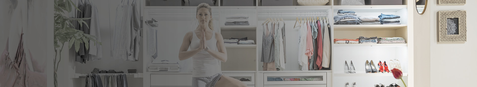 Frau vor Kleiderschrank Yoga
