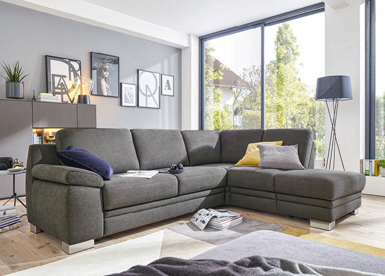 großes braunes Sofa und Funktionen